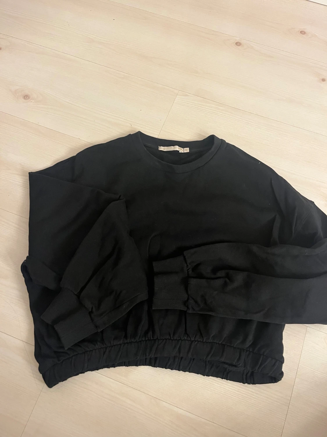 Svart croppad sweatshirt med resår - 1