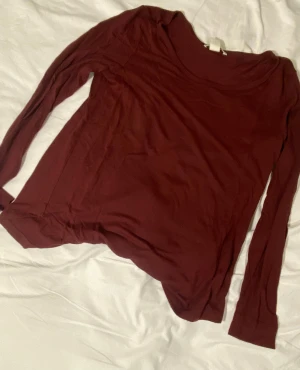 Vinröd långärmad från hm - Basic men superfin långärmad tröja. #långärmad #vinröd #höstig #cozy