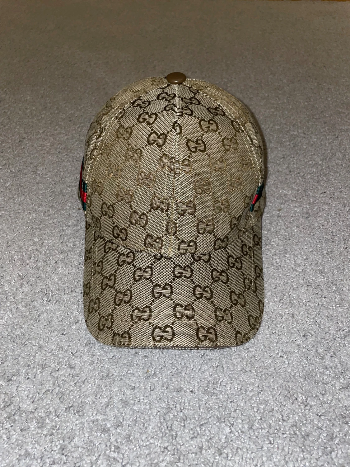 beige keps med GG-mönster