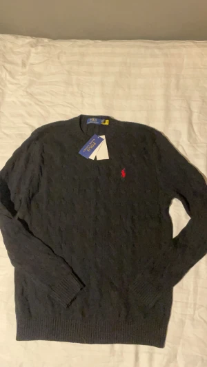  Polo Ralph Lauren - Tja, säljer en snygg mörkgrå stickad tröja från Polo Ralph Lauren. Hör gärna av dig innan köp!