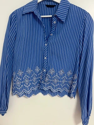 Zara blå randig skjorta - Jättesnygg skjorta från Zara. Perfekt inför våren. Aldrig använd 