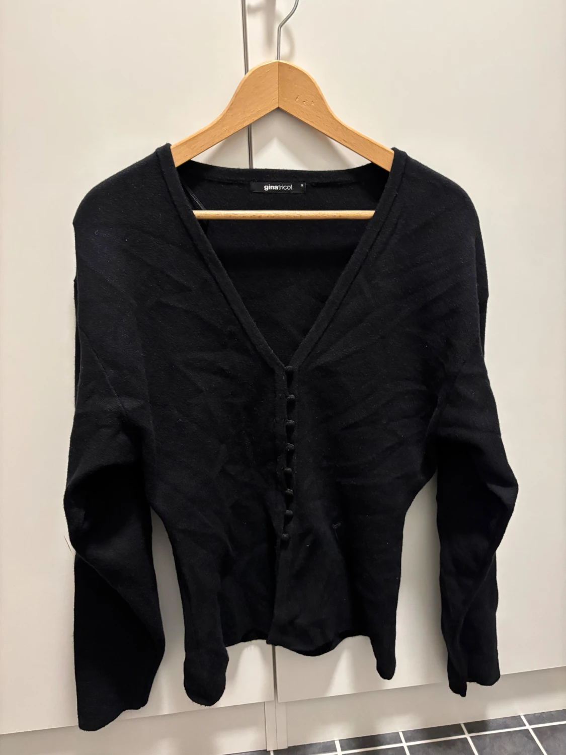 Svart kofta med v-ringning
