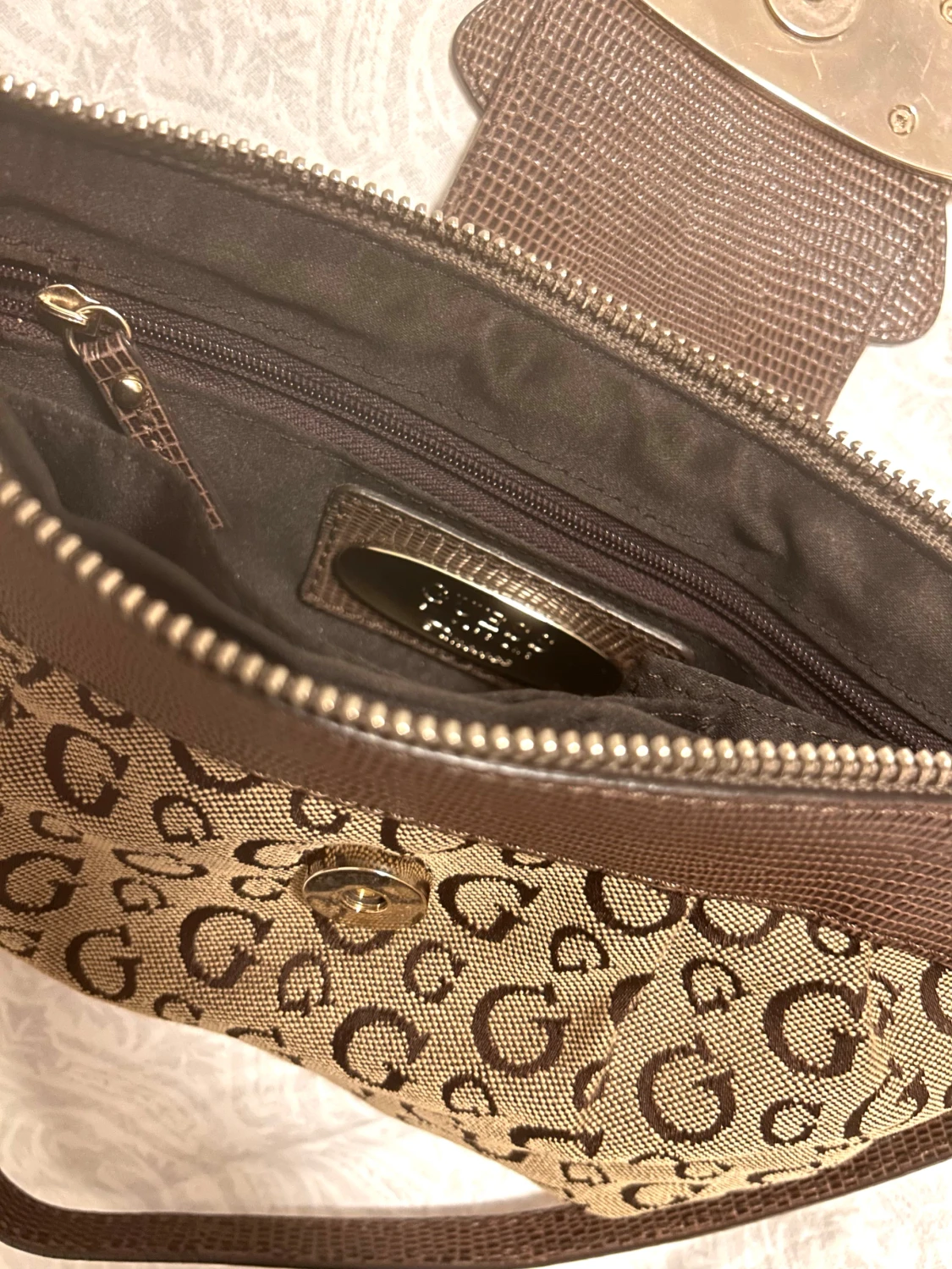 Brun axelväska från Guess med G-mönster - 2