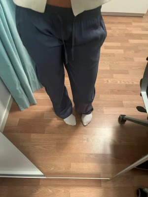 Mörkblå linnebyxor från Lager 157 XS - Säljer ett par mörkblå linnebyxor från Lager 157 i storlek XS! Byxorna har elastisk midja med snörning och är i ett mjukt, skönt material. Så fina till sommaren🥰