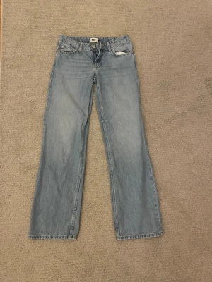 Lager 157 jeans. Modell: Low rider  - Low rider jeans köpte från lager 157 för 300kr  men säls för 175kr. Är i storlek xs och är för små för mig. Jeansen är low rise och straight legged. Andvändts några gånger men fortfarande i bra skick. Alla kläder skickas i bra förpackningar och är tvättade. 