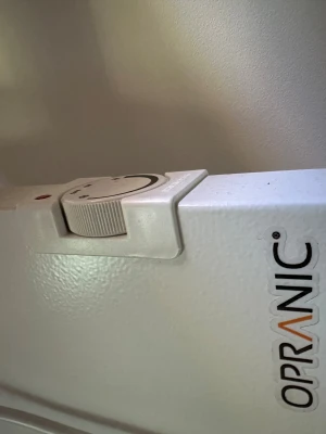 Opranic elektrisk väggmonterad värmepanel - Effektiv elektrisk värmepanel från Opranic, väggmonterad med justerbar termostat. Passar perfekt för extra värme i hemmet. Panelen är i gott skick med mindre ytliga märken, fullt fungerande och enkel att installera med medföljande strömkabel.