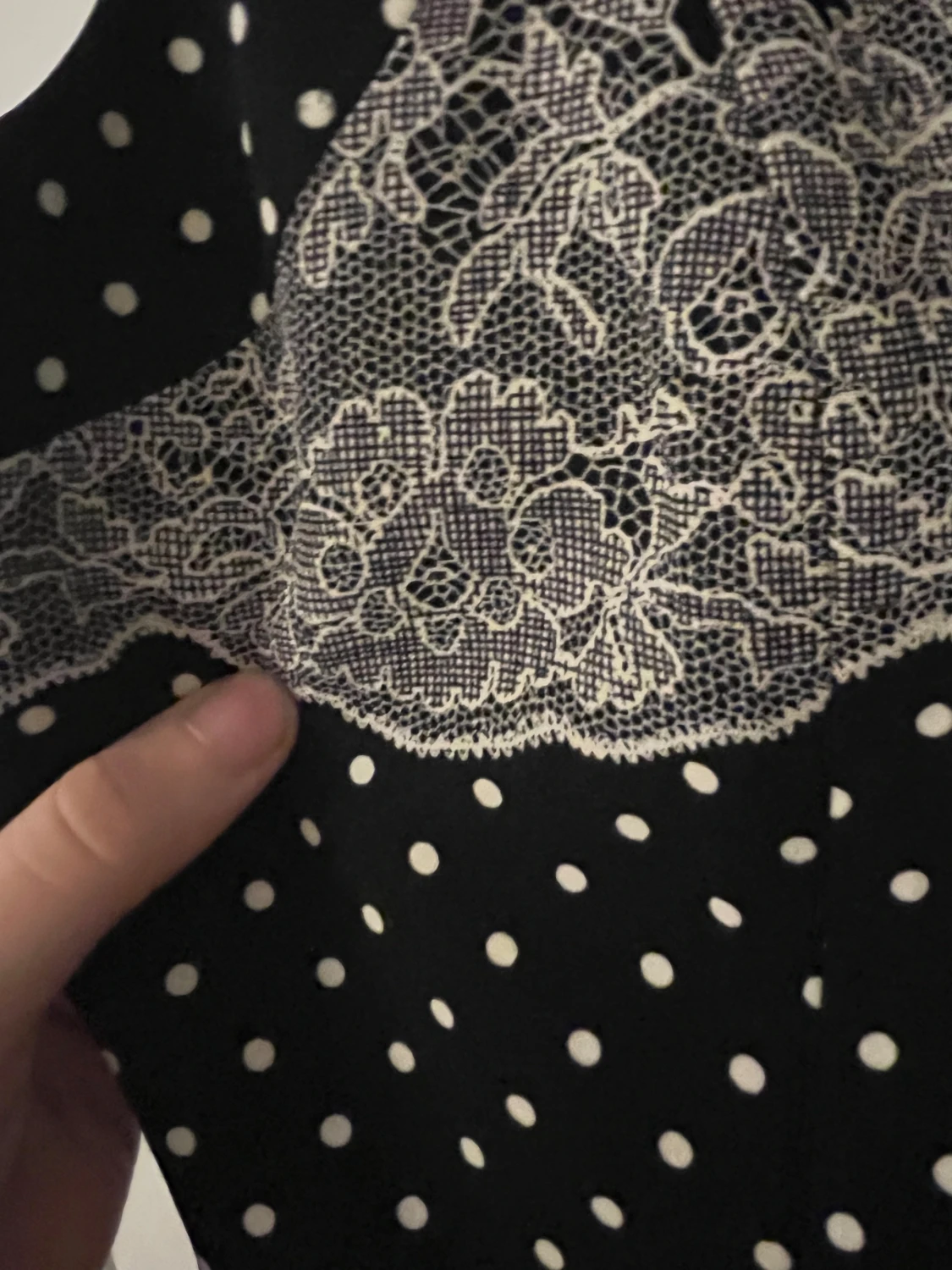 Svart prickig blus med spetsdetalj - 2