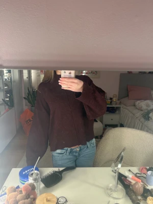 Vinröd stickad tröja  - Söt vinröd stickad tröja från Stories i storlek S🩷 säljer då dem tyvärr inte kommer till användning längre🩷 skriv för fler bilder