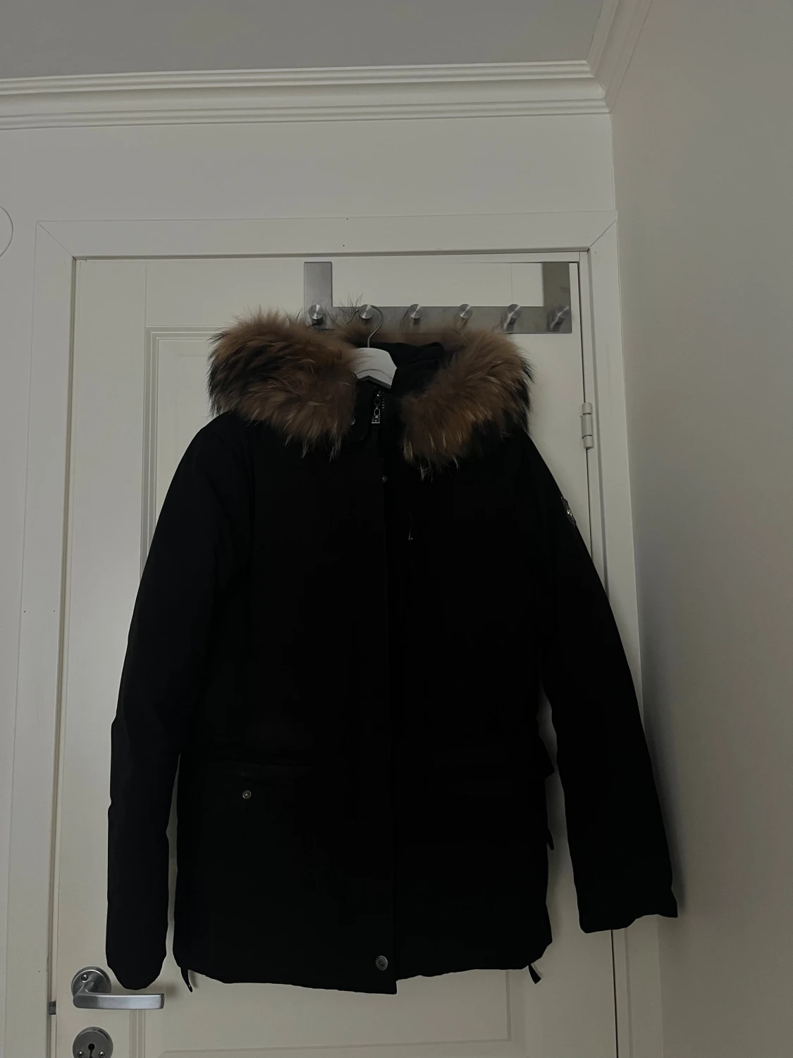 Svart parkas med päls från Hollies