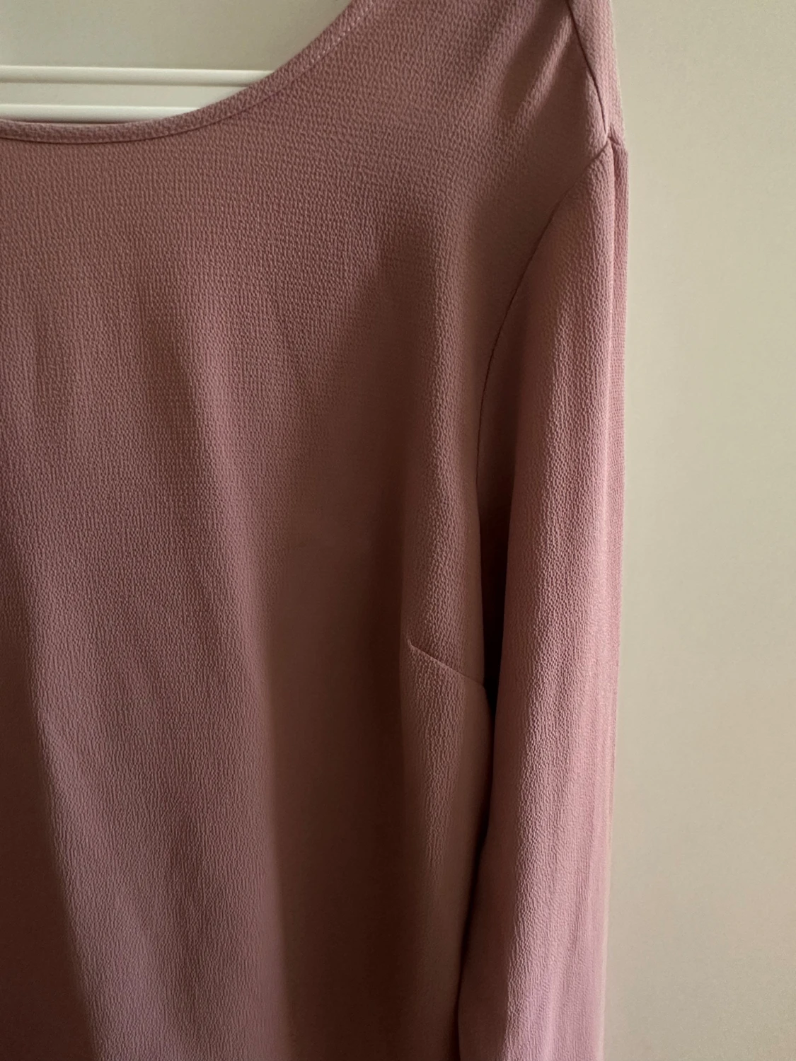 Puderrosa blus med knut i ryggen - 3