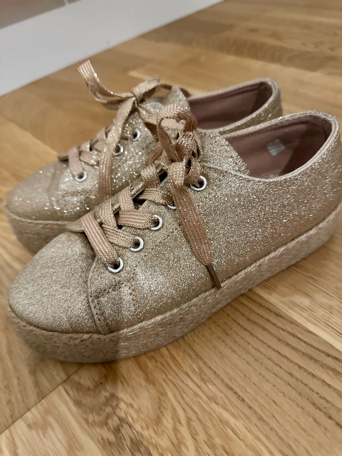 Glittriga guldiga sneakers med platå - 4