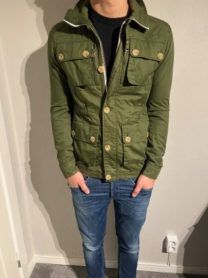 J.lindeberg jacka - Hej, säljer nu denna snygga J. Lindeberg i storlek S som är grym nu till våren/vintern, skicket är 9/10! Hör av er vid frågor