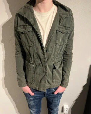 Field jacka - Hej, säljer nu denna snygga field jackan i storlek S som är grym nu till hösten, skicket är 9/10! Hör av er vid frågor