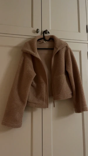 Teddy Jacka - Brun Teddy jacka. I princip ny. Från hm 