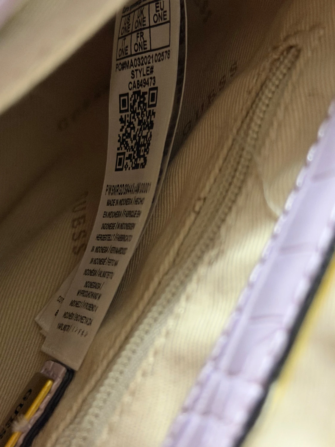 Ljuslila handväska från Guess - 2