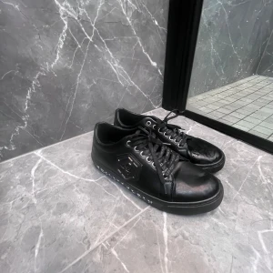 Philipp plein skor - Denna skon kommer vara svår o lämna men det är dags att sälja dem, gjort utav fint läder material, jätte bra skick eftersom att jag själv har använt dessa men det syns att de har använts i under sulan men annars är de perfekta för dig som gillar denna typ av grisch stilen. Stl 40 men är större så passar folk vid 40-42 och om de är för stora så går det att sätta de i varm vatten ifall de antingen är för stora eller små, BUDGIVNING!!