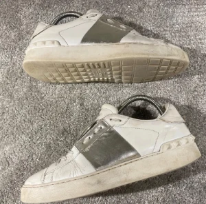 Valentino open - Hej! Säljer nu mina skor från märket Valentino, storlek 38 bra skick, givetvis äkta. Tveka inte på att höra av dig om du har frågor eller funderingar kring skorna! 