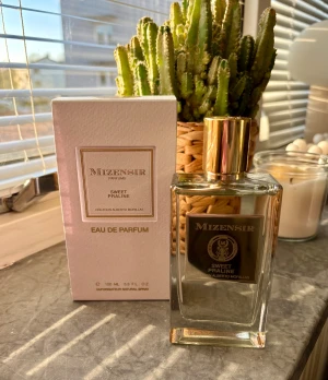Mizensir Sweet Praline EdP 100ml - Upptäck Mizensir Sweet Praline Eau de Parfum, skapad av Alberto Morillas. Flaskan rymmer 100 ml och är perfekt för dig som vill ha något unikt och lyxigt i din samling. Så så fin parfym! Endast testad. 
