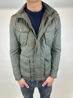 Woolrich Jacka  - Hej! Säljer nu denna väldigt snygga och eftertraktade Woolrich Fieldjacka! Jackan är slutsåld överallt och går inte att få tag på… jackan är perfekt nu till vintern  Storlek S Ny pris: 6000 kr Säljs för: 1399 kr