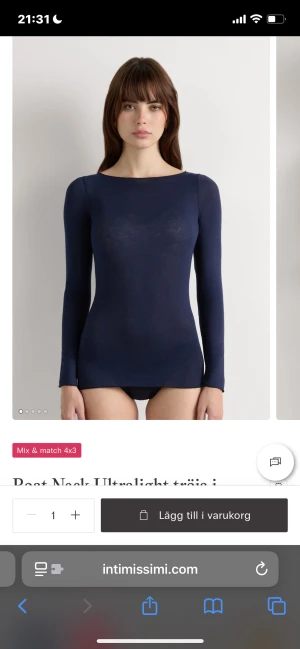 Mörkblå långärmad tröja Intimissimi - Slimmad mörkblå långärmad tröja från Intimissimi med rund halsringning. Tunn och mjuk, perfekt att ha som basplagg. Snygg passform som sitter nära kroppen och funkar året runt. Skriv om du har några frågor och priset kan även diskuteras💕💕