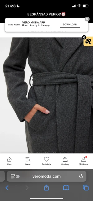 Mörkgrå lång kappa från Vero Moda - Snygg mörkgrå kappa med klassisk krage och bälte i midjan från Vero Moda. Lång modell med raka linjer och diskreta fickor på sidorna. Perfekt för dig som gillar stilrena och tidlösa plagg. Materialet är mjukt och känns lyxigt. Priset kan diskuteras💕