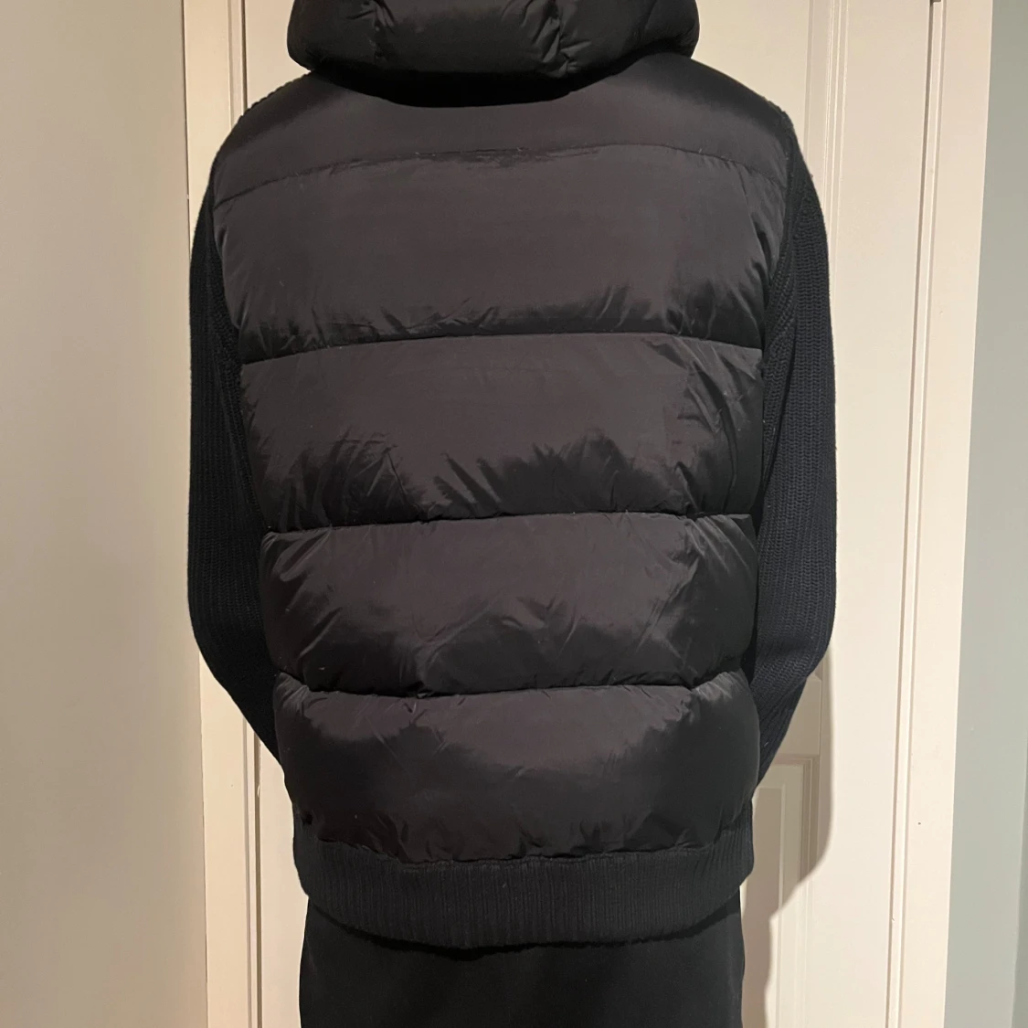 Svart Moncler pufferjacka med huva - 2