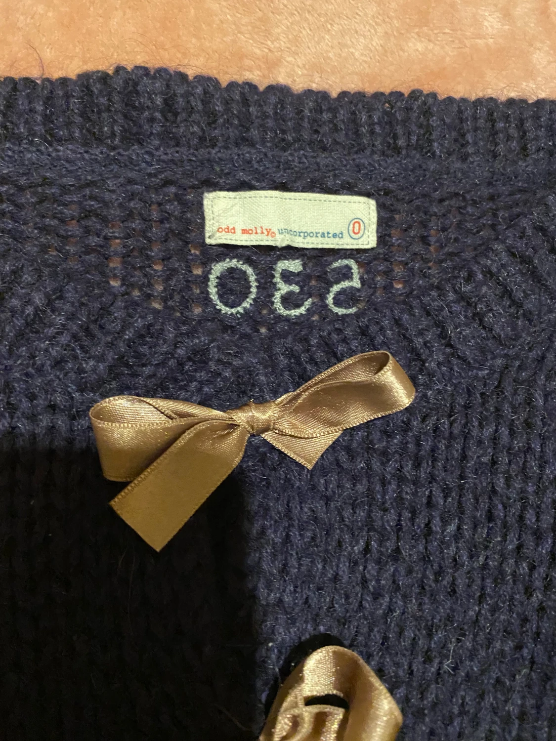 Mörkblå kofta från Odd Molly med rosetter i storlek 0 - 2