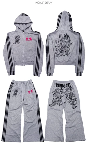 Full set av Kissinracer Kawasaki Tiger - Grå hoodie från Kissinracer med svart tigertryck och japanska tecken på ryggen, samt rosa logga framtill. Svarta ränder längs ärmar och huva, hel dragkedja och fickor. Materialet är mjuk bomullsmix, perfekt för chill dagar. Snygg streetstil med unika detaljer.