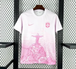 Vit och rosa Brasilien fotbollströja Nike - Snygg fotbollströja från Nike i vitt och ljusrosa med motiv av Kristusstatyn i Rio de Janeiro. Tröjan har korta ärmar, rund hals och är tillverkad i ett ventilerande funktionsmaterial. Perfekt för dig som gillar unik design och Brasilien.