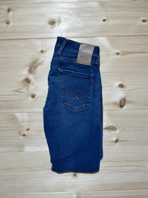 Replay Anbass jeans - Skick: 8/10, ett pyttelitet hål i skrevet | Modell: Anbass (Herr) | Storlek: W29 L30 |