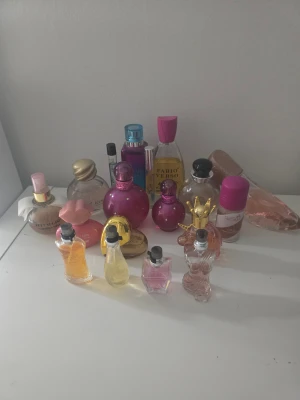 Stort parfympaket med 18 trendiga flaskpr - Flera snygga parfymer och miniflaskor från olika märken, inklusive Justin Bieber Someday och flaskor med roliga former. Perfekt för dig som vill testa nya dofter eller samla på unika flaskor. Passar dig som gillar att variera din stil.
