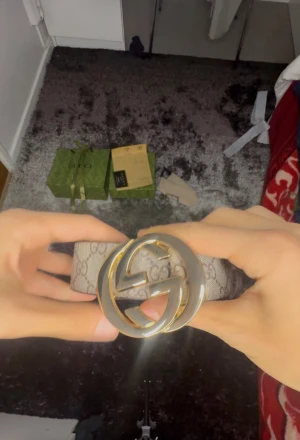 GG Supreme bälte med guldspänne - Säljer ett  Bältet är beige med det klassiska GG-mönstret och har en bred, stilren form. Perfekt för att lyfta din outfit med en lyxig touch. Kommer med originalpåse och certifikat.