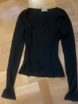 Svart tajt ribbad långärmad tröja/topp - En fin långärmad tunn tröja/topp från hm i storlek S. Tröjan sitter tajt på kroppen och passar alla pga dess stretchiga tyg. Tröjan är i storlek S men passar både mindre och större storlekar. 