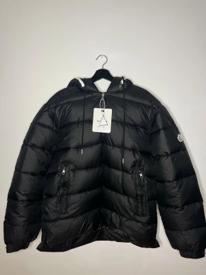 Moncler Vinter jacka svart - Svart Moncler jacka i ny skick, med NFC på loggan, dragkedja på luvan, pm vid intresse.