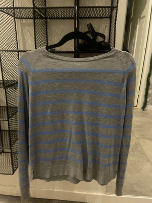 Gråblå randig långärmad tröja - Blå randig tröja från Zara, köpt på loppis, finns nog inte kvar på deras hemsida, kontakta innan du köper 💗💗