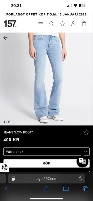 Bootcut ljusblå jeans från 157 - Snygga ljusblå bootcut jeans med låg midja från 157. Klassisk femficksmodell i mjukt denimtyg med dragkedja och knapp framtill. Perfekt passform som sitter tajt upptill och släpper ut över benen för en riktigt chill vibe.
