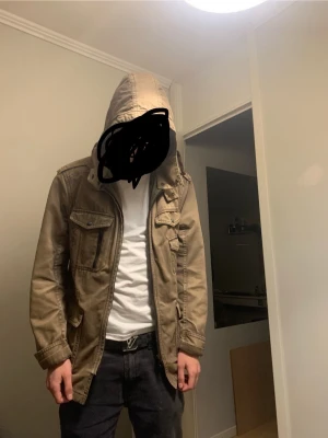 Trendig Hugo boss overshirt  - Säljer denna Hugo boss overshirten då den inte kommer till användning. Strlk M. 