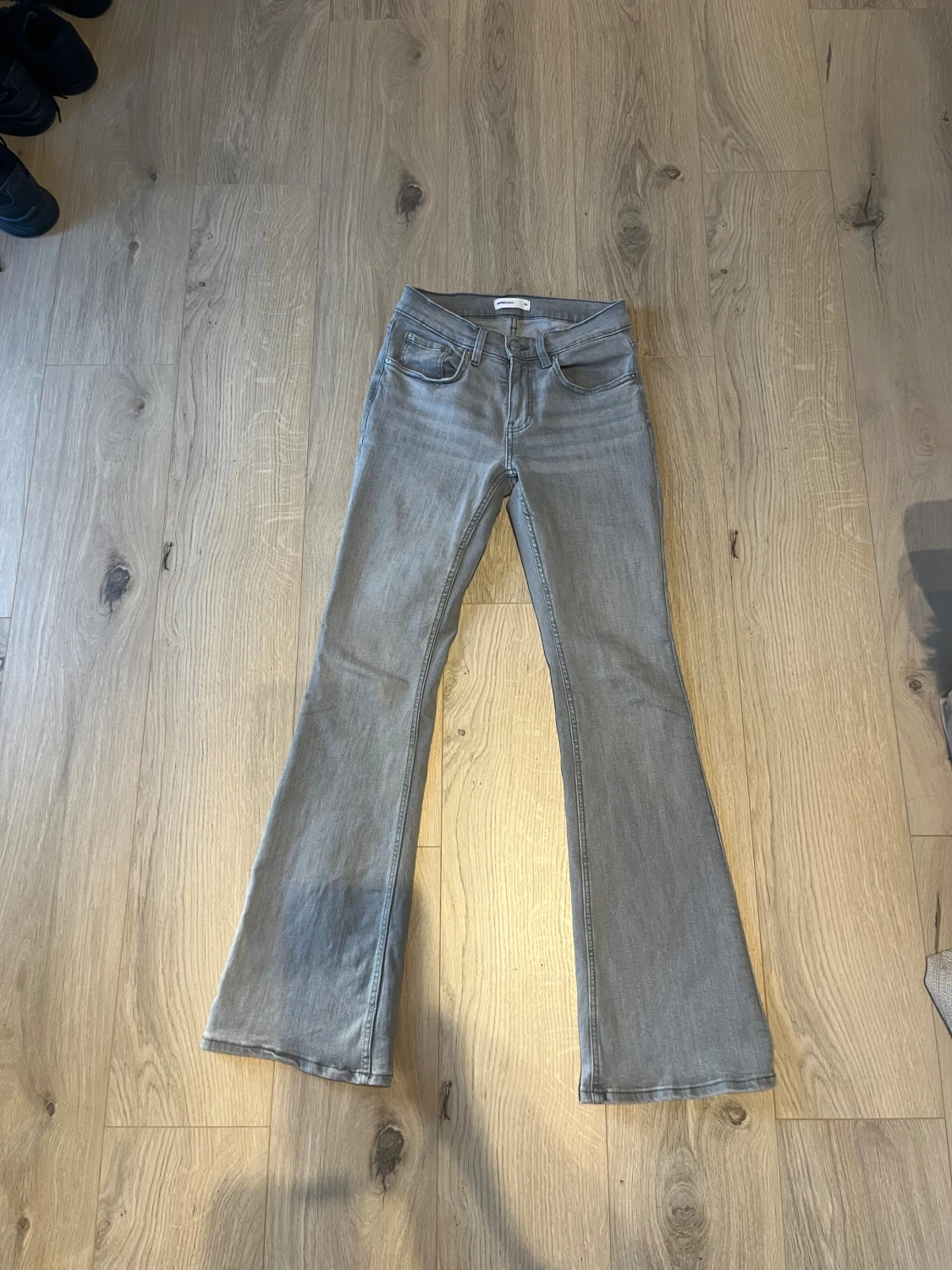 Grå bootcut jeans från Gina tricot strl 34