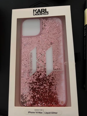 Karl Lagerfeld skal till IPhone 14 Max - Snyggt rosa skal med glitter ifrån Karl Lagerfeld. Helt oanvänt och ligger kvar i orginalförpackningen. 
