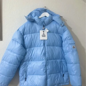 Jacka - Helt ny. Inte använd. Passar storleken L.