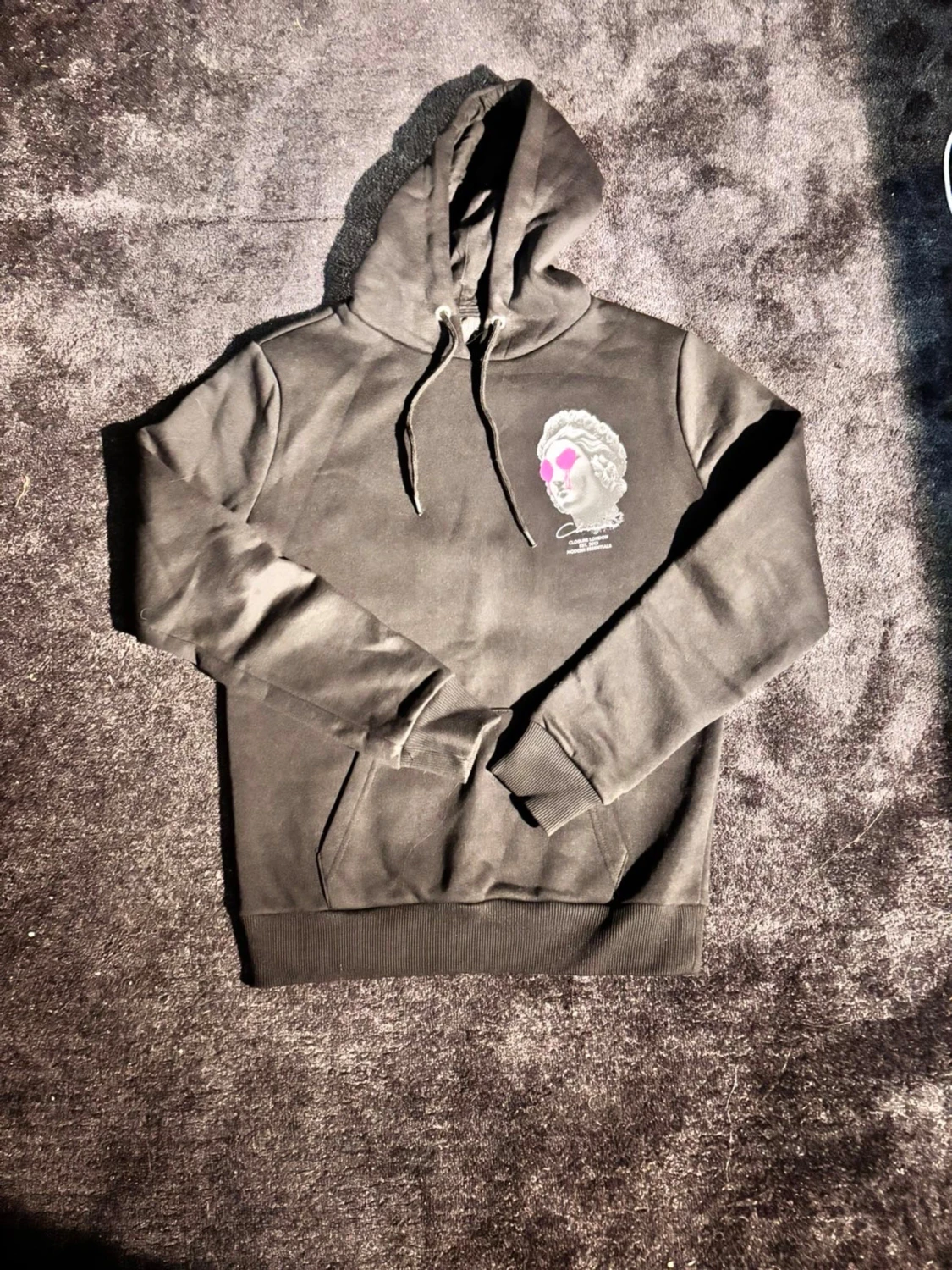 Svart hoodie med konstnärligt tryck - 1