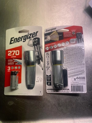 2st Energizer Vision HD Metal 3AAA Oöppnat - Kraftfull ficklampa med 270 lumen, tillverkad i hållbar aluminium. Har 3 ljuslägen inklusive strobe, IPX4 vattentålighet och bred ljusstråle. Batteri medföljer. Produkten är ny i förpackning, utan synligt slitage eller defekter.
