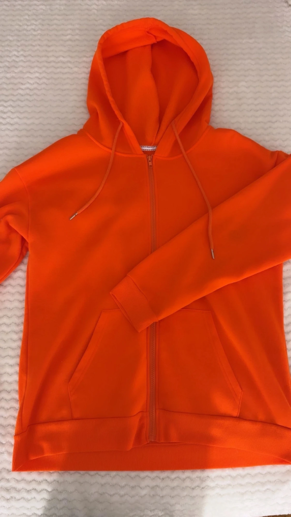 Orange hoodie med dragkedja och huva