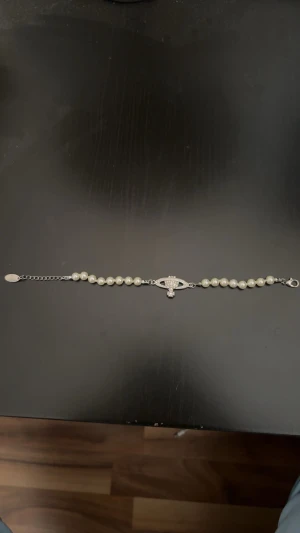 Vivienne Westwood armband  - Hej jag säljer detta Vivienne Westwood armband                Helt nytt            Såklart äkta utan kvitto osv därför den säljs så billigt skriv vid frågor❤️