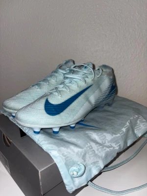 Nike Mercurial blå fotbollsskor - Nike mercurial Vapor 16 elite AG Mad ambition  45 Cond: 9,5/10 Använda en gång Inte orginal box Ingår orginal-skopåse Konstgräs/gräs