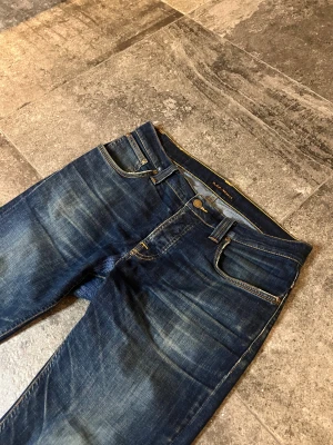 Dry Nudie Jeans - Grim Tim - Tja! säljer mina riktigt schyssta nudies i 32/34 grim tim👏 de har sköna fades och reparationer🫡 skriv ifall ni har frågor👏👏