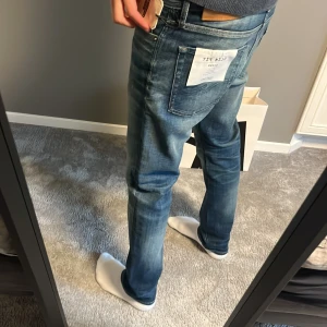 Jack & Jones Slim Fit Glenn jeans blå - Säljer ett par Jack & Jones Glenn Slim Fit jeans i blå denim. Skick 10/10 Nypris 799kr säljs för 399kr. De är aldrig använda och har pris lapp.