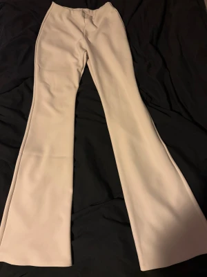 vita byxor från zara  storlek S  - köpt från zara i paris använda en gång 