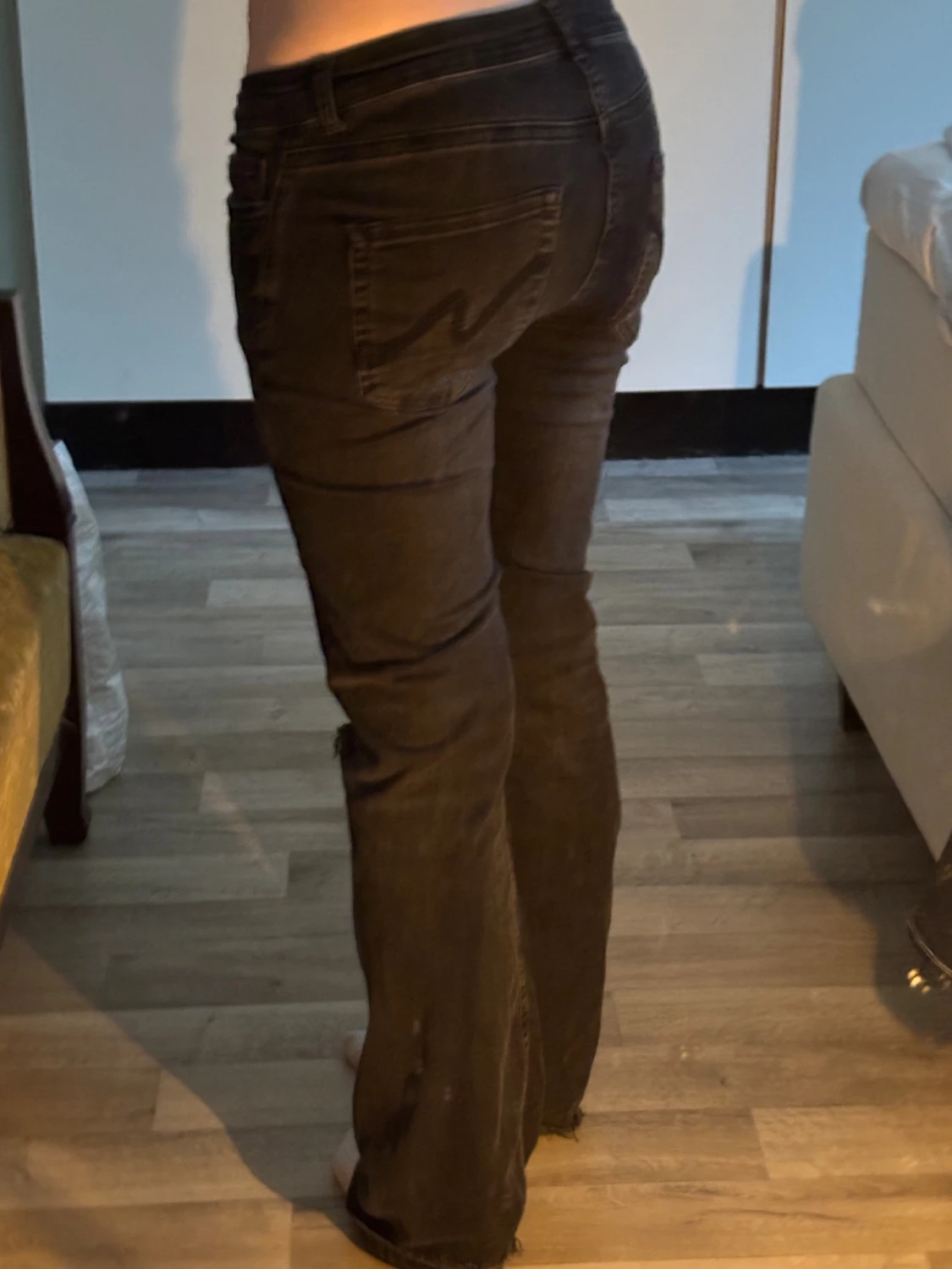 Svarta bootcut jeans med hål på knäna