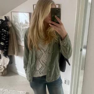 Jeans jacka Zara - Säljer min gröna jeansjacka från Zara i väldigt bra skick. Jackan är i strl 164 men passar mig bra som använder XS-M i tröjor och jackor. Superfin till hösten och våren därefter, varm och snygg. Priset är diskuterbart💞💋